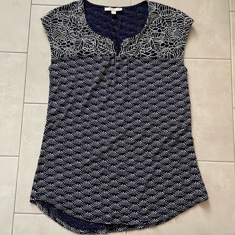 Size small sleeveless shirt,EUC
